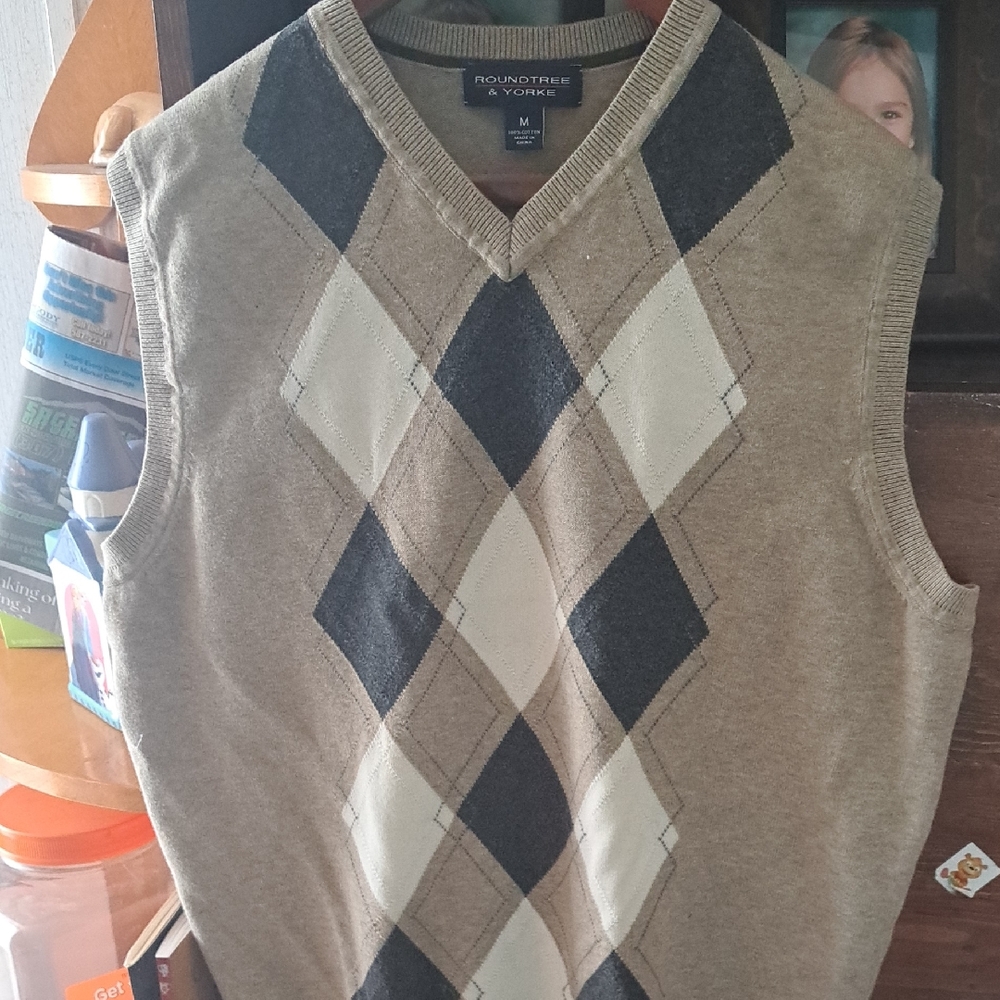 Roundtree & Yorke V-Neck Argyle Sweater Vest